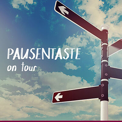 Ein Wegweiser, der in verschiedene Himmelsrichtungen zeigt. Daneben der Titel der Reihe "Pausentaste on Tour"