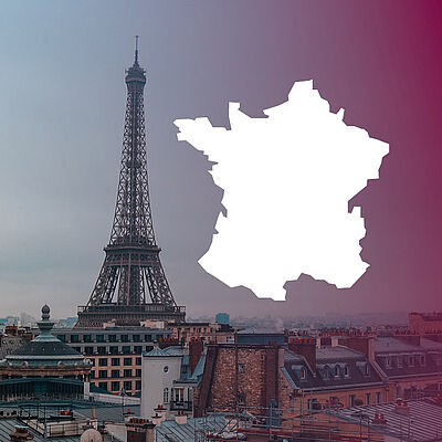 Die Skyline von Paris, darüber die Grafik einer Karte von Frankreich und der Titel der Reihe "Press Pause!"