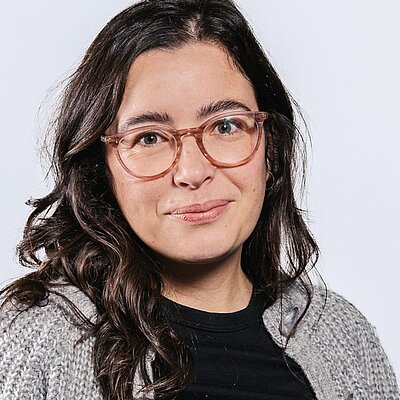 Foto Annika Müller auf blauem Grund