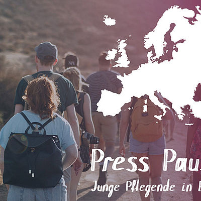 Junge Menschen wandern mit Rucksäcken durch eine Landschaft, darüber die Grafik einer Europakarte und der Titel der Reihe "Press Pause!"