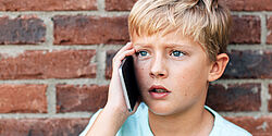 Ein Junge am Handy telefoniert 