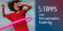 Eine Junge in rotem T-Shirt lässt einen Hula Hoop Ring kreisen.