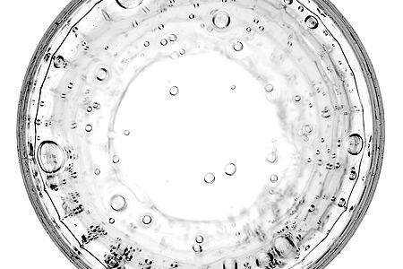 Draufsicht eines Wasserglases, das wie eine Petrischale aussieht