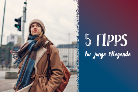 Eine junge Frau mit Mütze, Schal und Rucksack steht draußen in der Stadt und schaut nachdenklich zur Seite. Rechts neben ihr befindet sich eine farbige Fläche im Bild mit der Aufschrift „5 Tipps für junge Pflegende“