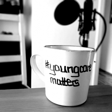 Eine Tasse mit der Aufschrift #youngcarematters