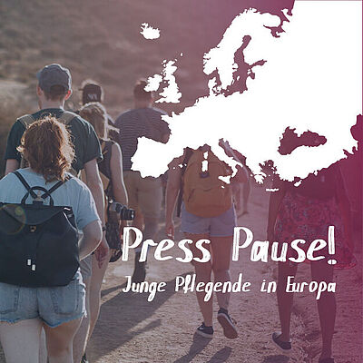 Junge Menschen wandern mit Rucksäcken durch eine Landschaft, darüber die Grafik einer Europakarte und der Titel der Reihe "Press Pause!"
