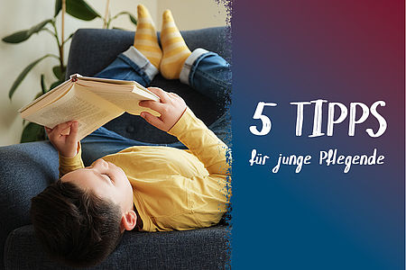 Ein Kind sitzt kopfüber auf einem Sessel und liest ein Buch, daneben der Titel der Reihe "5 Tipps"