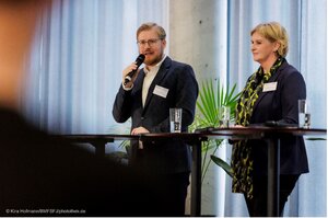 Dr. Jens Gmeiner und Hildegund Ernst halten eine Rede beim Fachtag des Projekts Pausentaste.