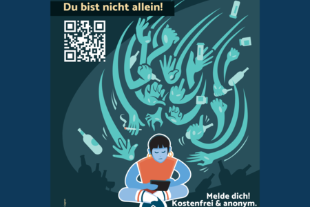 Plakat des Programms "Hilfen im Netz" der Organisation NACOA Deutschland e.V.. Auf dunklem Hintergrund sitzt ein Kind im Schneidersitz und guckt auf sein Handy. Geister fliegen um das Kind herum, sie signalisieren die Gefahren, die im Netz für Kinder lauern. 