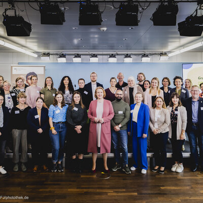 Gruppenfoto mit Bundesfamilienministerin Lisa Paus mit den Teilnehmenden 