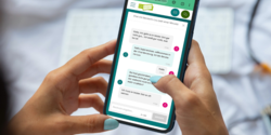 Eine Hand hält ein Handy, auf dem das Chat Angebot der Nummer gegen Kummer zu sehen ist
