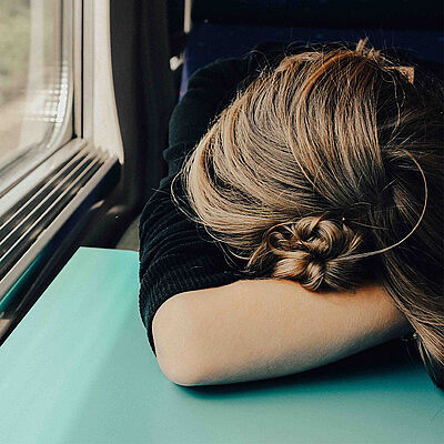 Junge Frau mit dem Kopf auf dem Tisch