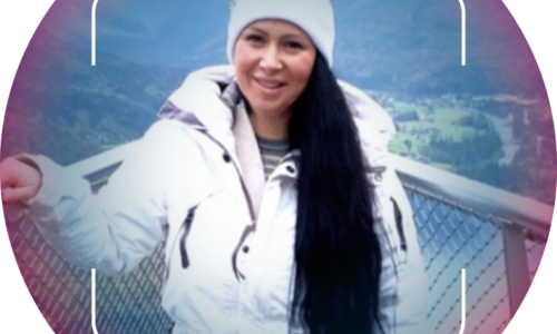 Foto von Desiree Wollik. Die junge Frau steht in Winterklamotten auf einer Aussichtsplattform. 