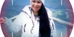 Foto von Desiree Wollik. Die junge Frau steht in Winterklamotten auf einer Aussichtsplattform. 