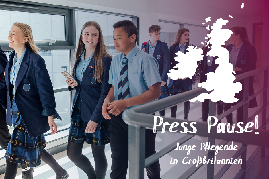 Eine Gruppe Schüler und Schülerinnen in Uniform, darüber die Grafik einer Karte des Vereinigten Königreichs und der Titel der Reihe "Press Pause!"