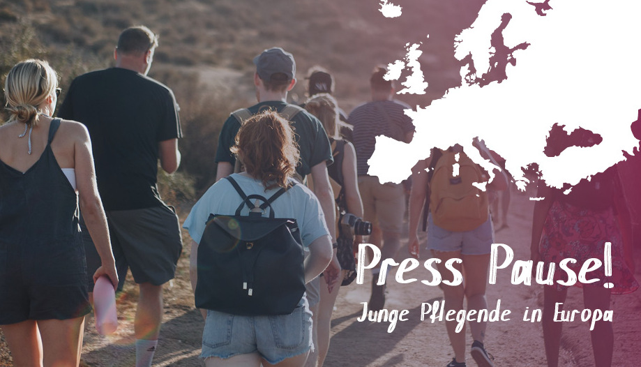 Junge Menschen wandern mit Rucksäcken durch eine Landschaft, darüber die Grafik einer Europakarte und der Titel der Reihe "Press Pause!"