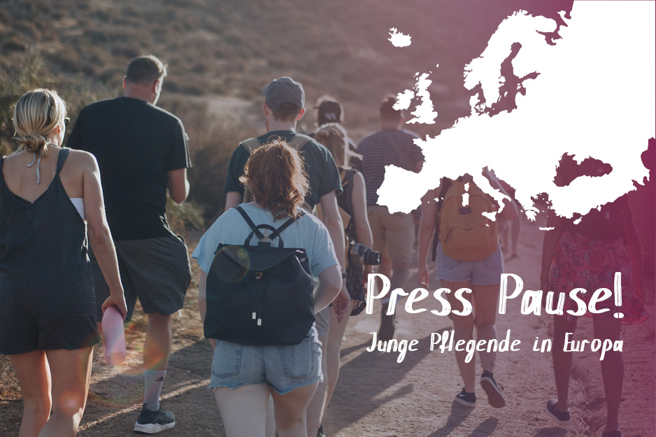 Junge Menschen wandern mit Rucksäcken durch eine Landschaft, darüber die Grafik einer Europakarte und der Titel der Reihe "Press Pause!"