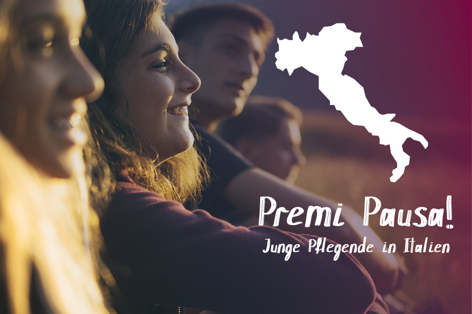 Eine Gruppe Jugendlicher sitzt nebeneinander, darüber die Grafik einer Karte von Italien und der Titel der Reihe "Press Pause!"